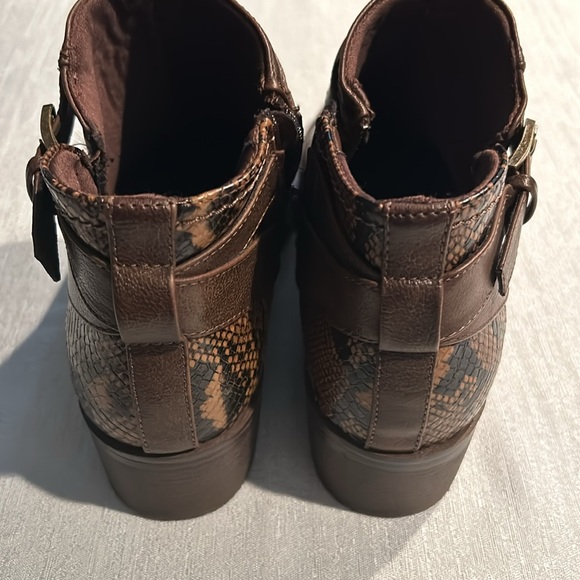 BareTraps Women’s Brown textured Ankle Booties w/ Buckle new condition Sz 10 - Picture 13 of 16